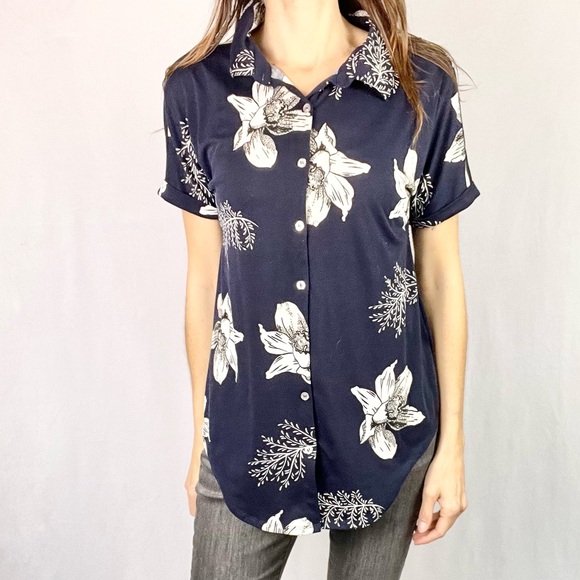 LULAROE |💙🌺 Navy Blue & White Hawaiian Floral Print Burton-Up Short-Sleeved Top - Picture 10 of 10